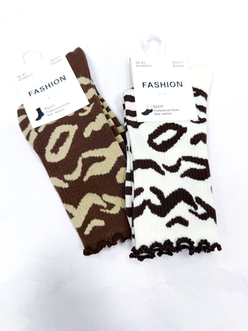 Eläinkuvioiset sukat röyhelöreunalla ruskeana ja valkoisena