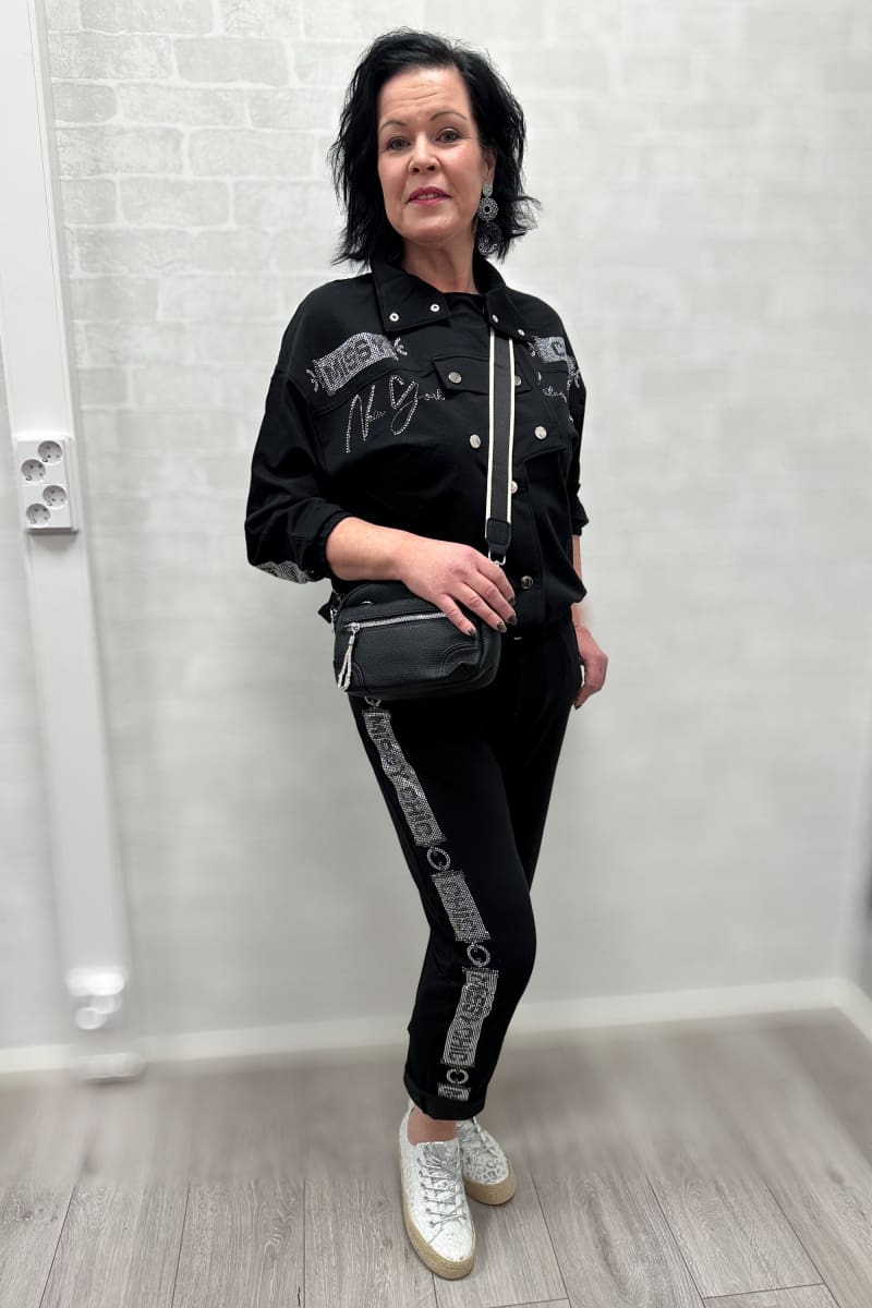 Asusetti Miley. Ihana asusetti Mukana jakku ja housut Myydään settinä S-L Värimaailma Musta (Talvi) Materiaali Polyester 95%