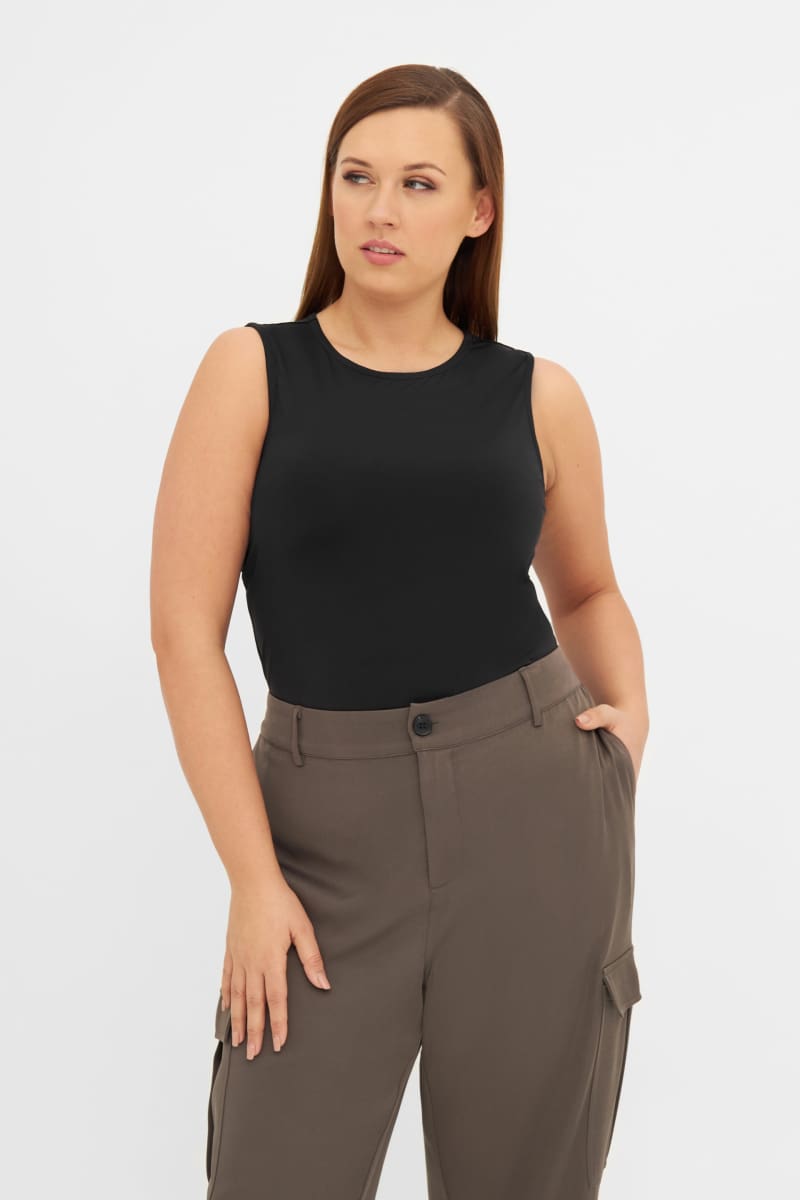 Body Mira ANYDAY. Ihana joustava perusosa body puseroiden alle! XL-mitoitus. Materiaali Nylon 85%