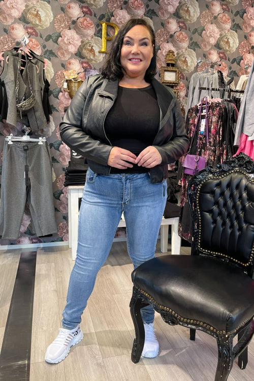 Farkut Angel Jeans MAPP. Ihana joustava farkku, jossa takataskut sekä vetoketjukiinnitys Värinä keskisininen kulutuksilla