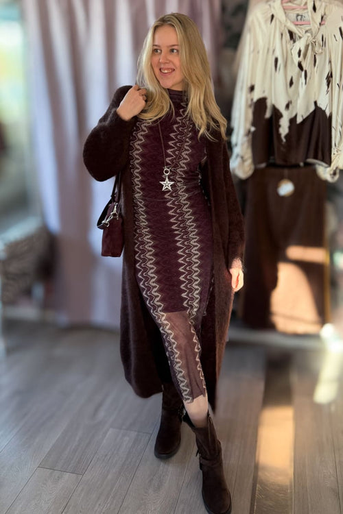 Ihonmyötäinen mekko kuviolla, vuoritettu, värit ruskea ja burgundy, rinnanympärys 116 cm, pituus 128 cm, tyylikäs ja elegantti