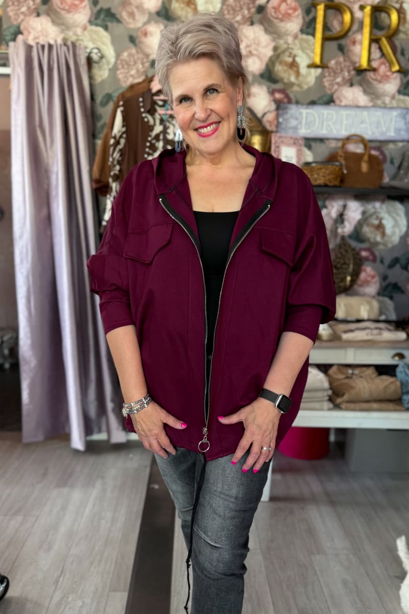 Huppari Catrina XL. Ihana hupparitakki, jossa edessä vetoketju sekä kaksi koristetaskua XL-mitoitus Värimaailma Burgundy,