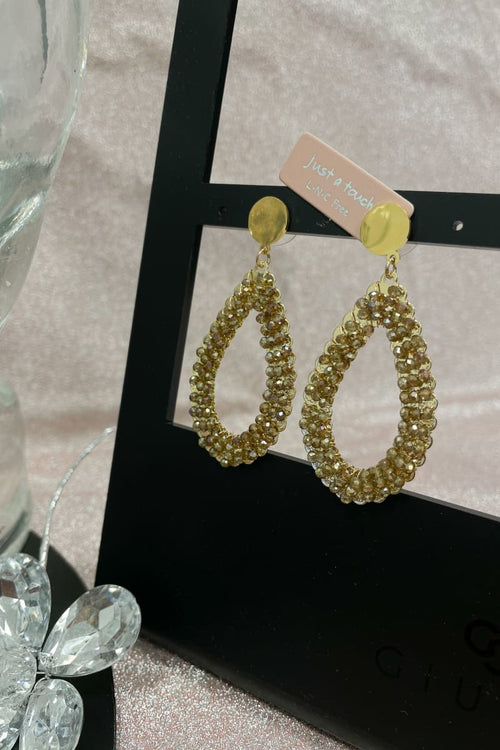 Korvakorut Beads In Drop. Ihanat kultaisen väriset korvakorut, joissa pisaranmuotoiset renkaat ja niissä pienet helmet