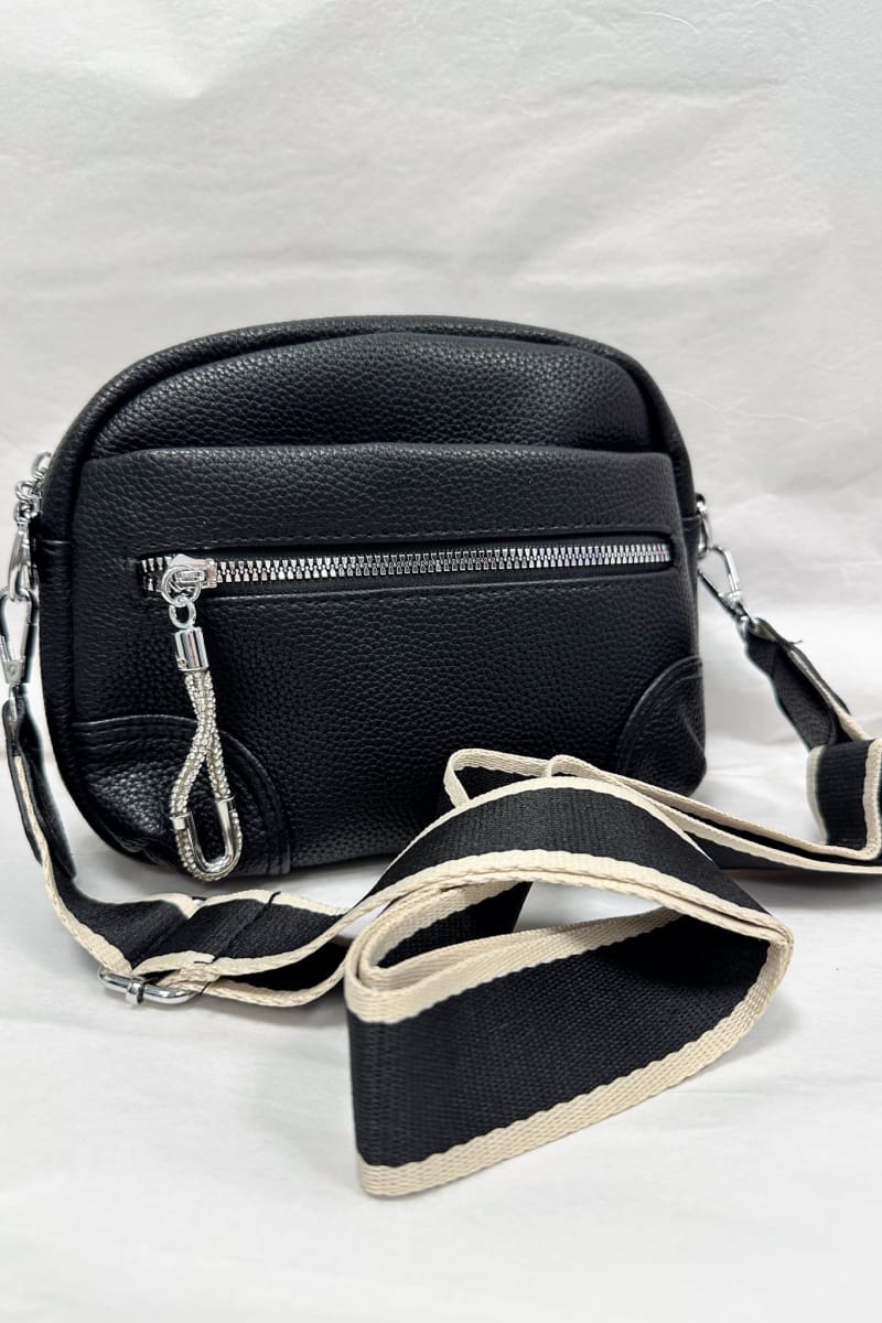Laukku Bling. Ihana laukku, jossa koristeremmi Monta taskua Mitat Korkeus 15cm Leveys 20cm Syvyys 10cm Materiaali PU 100.