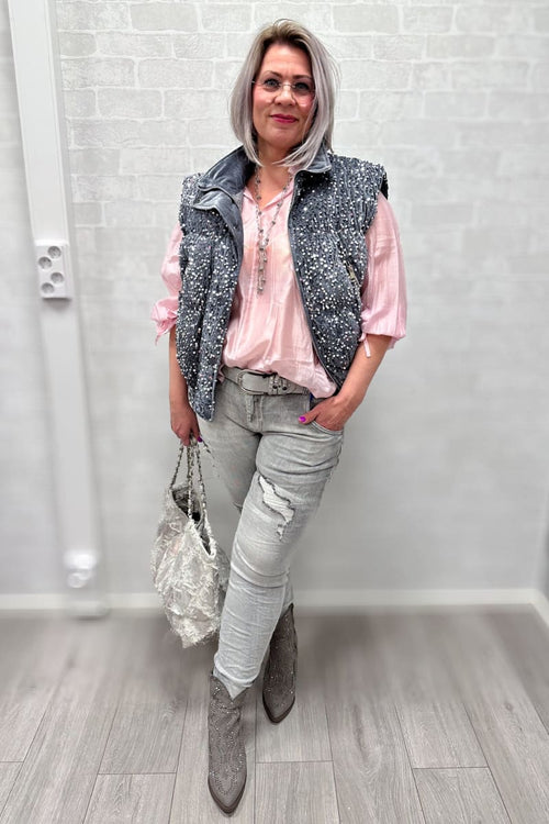 Liivi Bling. Rokimpi kimalteinen liivi Värinä vaaleanharmaa MATERIAALI Polyester 100% PESUOHJE Pesethän vaatteet aina ennen