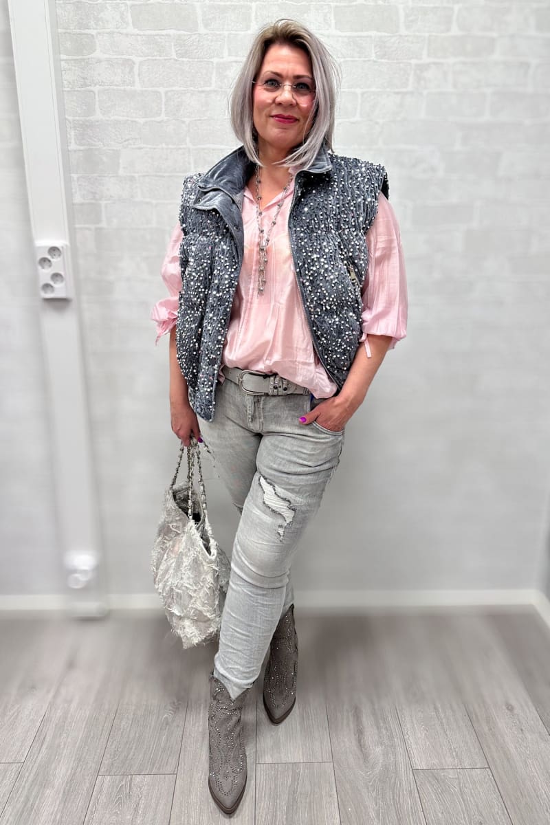 Liivi Bling. Rokimpi kimalteinen liivi Värinä vaaleanharmaa MATERIAALI Polyester 100% PESUOHJE Pesethän vaatteet aina ennen