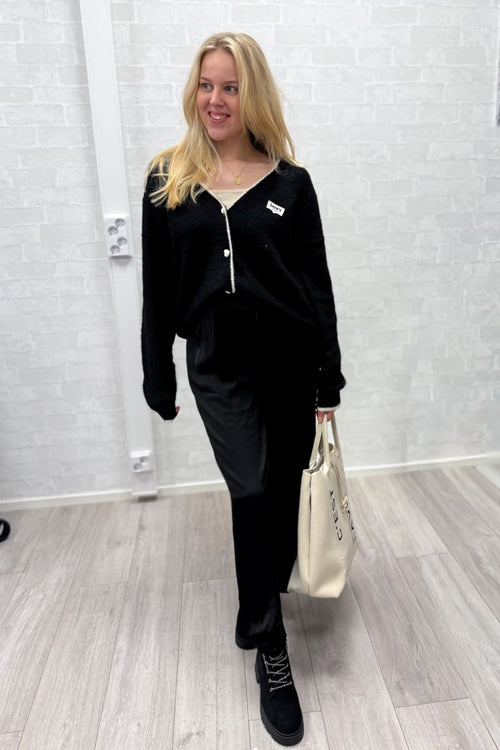 Neuletakki love’s napeilla, yhden koon malli kokoon 46 saakka, väri musta, rinnanympärys 140 cm, pituus 68 cm, kierrätetty polyestersekoite