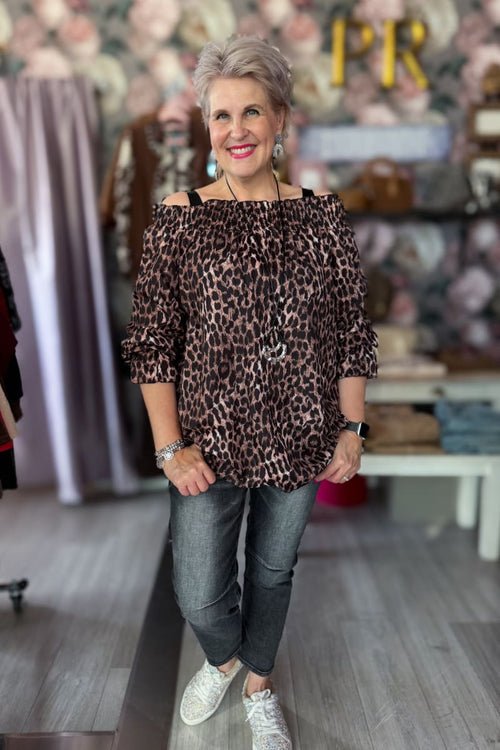 Offshoulder-pusero Rhianna XL. Upea leopardikuvioinen pusero, jota voi käyttää offshoulderina XL-mitoitus Värimaailma Lämmin