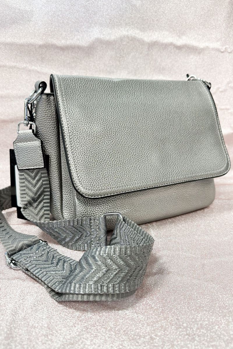 Olkalaukku Mary. Tyylikäs olkalaukku irrotettavalla olkahihnalla Sisäpuolella kolme taskua Mitat 27cm x 15cm x 23cm