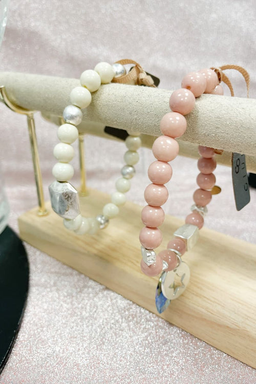 Rannekoru Beads. Ihana hieman joustava rannekoru, jossa helmiä ja hopean sävyisiä koristeita Muovi.