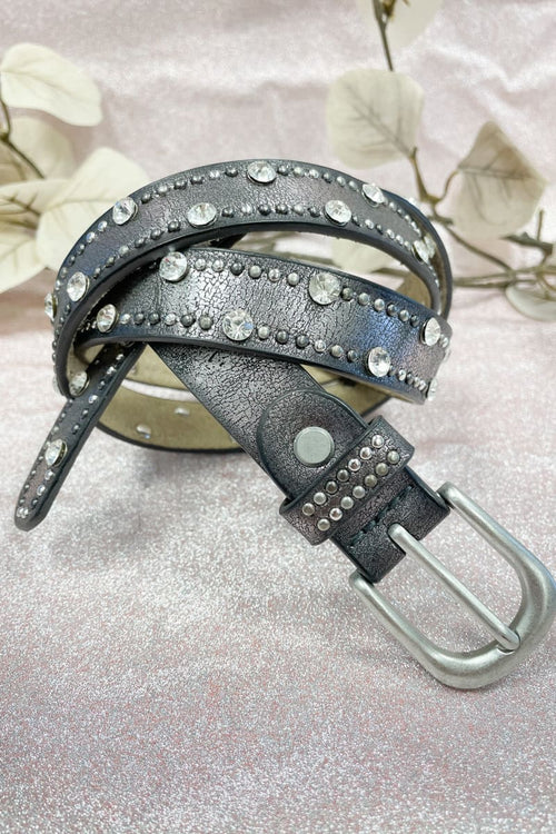Timanttinen Kapea niittivyö. Kapeampi vyö blingbling-koristeilla koot 85-105 cm synteettistä materiaalia Sisäpuoli nahkaa 2, 2cm leveä Ei sisällä nikkeliä.