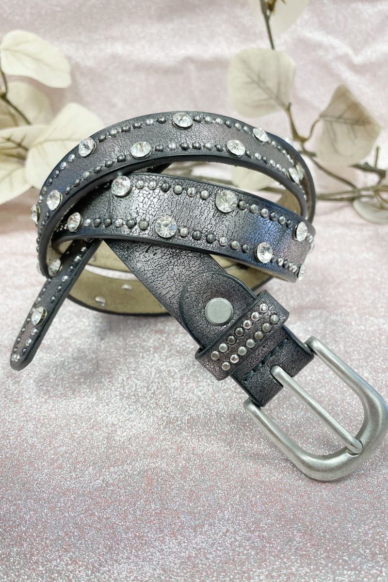 Timanttinen Kapea niittivyö. Kapeampi vyö blingbling-koristeilla koot 85-105 cm synteettistä materiaalia Sisäpuoli nahkaa 2, 2cm leveä Ei sisällä nikkeliä.